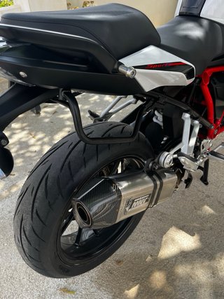 BMW R1250RS Sportbike Negra y Blanca