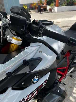 BMW R1250RS Sportbike Negra y Blanca