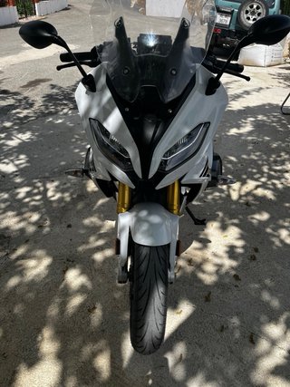 BMW R1250RS Sportbike Negra y Blanca