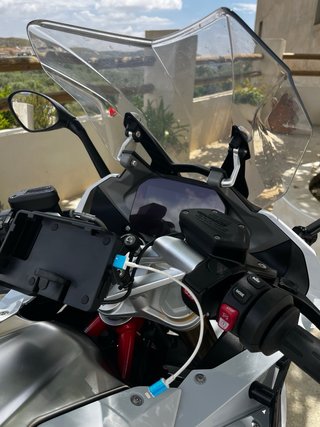 BMW R1250RS Sportbike Negra y Blanca
