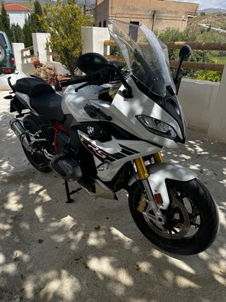 BMW R1250RS Sportbike Negra y Blanca