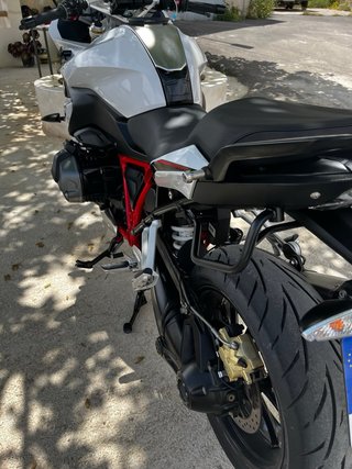 BMW R1250RS Sportbike Negra y Blanca