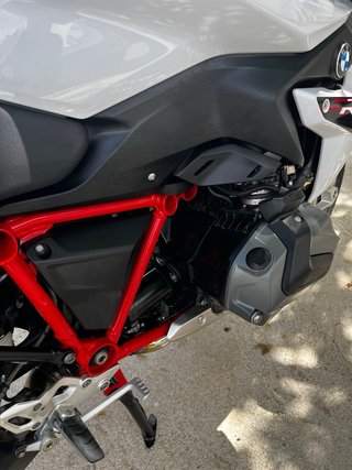 BMW R1250RS Sportbike Negra y Blanca