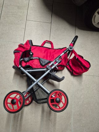 Cochecito de bebé rojo