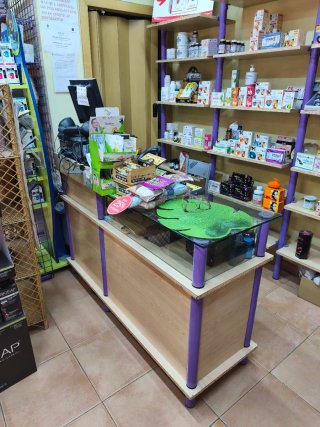 MOBILIARIO COMPLETO TIENDA.Estanterías,Mostrador..