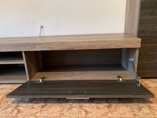 Mueble TV con armarios y estantes