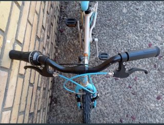 Bicicleta infantil color beige y azul