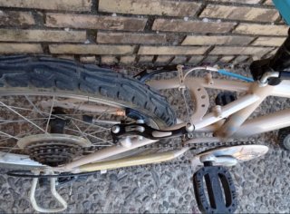 Bicicleta infantil color beige y azul