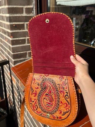 Bolso de cuero marrón con diseño