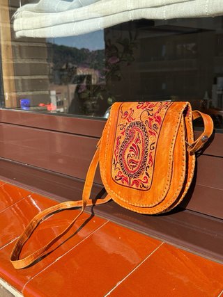 Bolso de cuero marrón con diseño