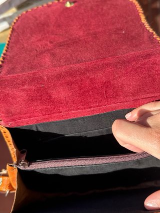 Bolso de cuero marrón con diseño