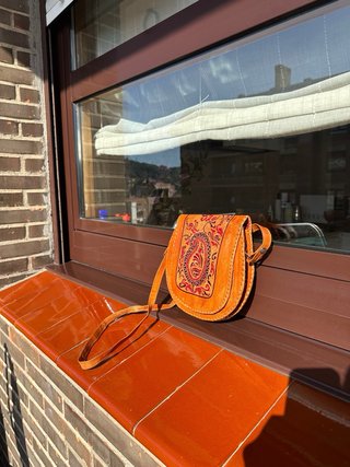 Bolso de cuero marrón con diseño
