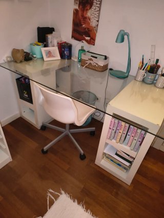 Escritorio de cristal.