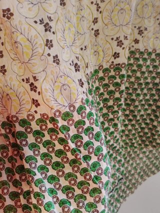 Camisa estampada beige y verde