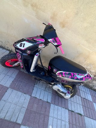 Aprilia Sonic Scooter Negra y Rosa