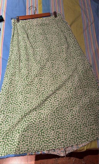 Falda midi verde con abertura lateral