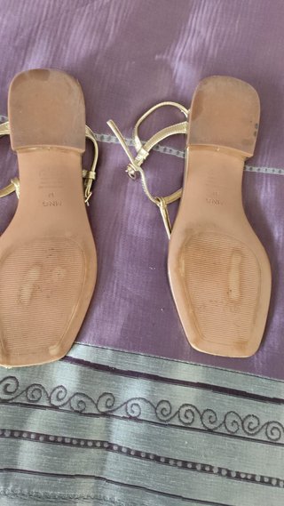 Sandalias doradas Mango mujer