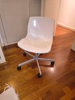 Silla de oficina blanca con ruedas
