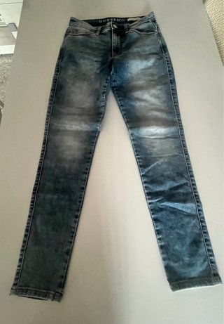 Vaqueros Guess pitillo desgastados