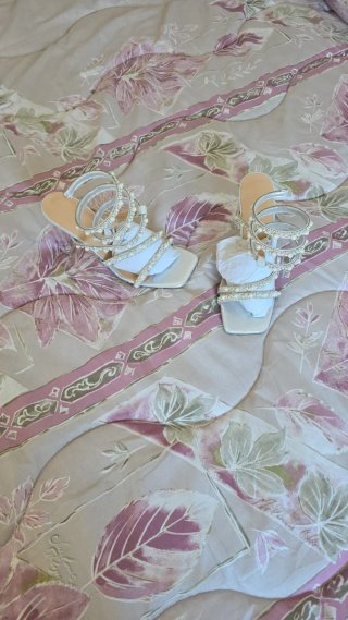 Zapatos de fiesta plateados con pedrería