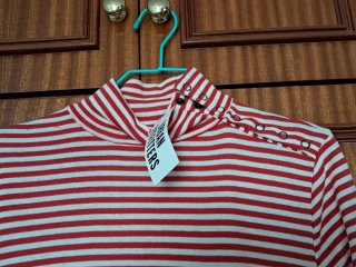 Vestido de punto a rayas rojas y blancas