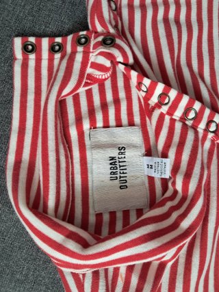Vestido de punto a rayas rojas y blancas