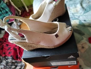 Alpargatas de tacón blancas y beige