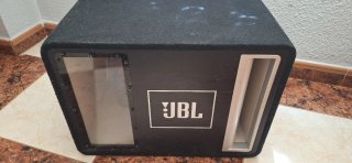 Caja de subwoofer JBL