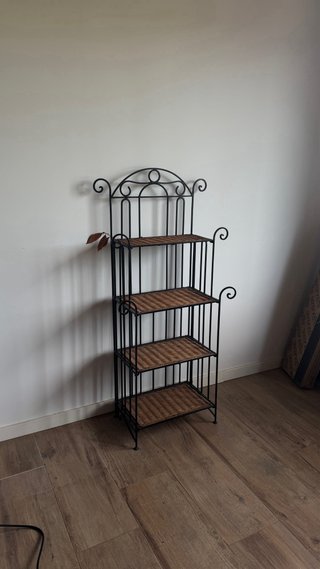 Estantería de metal y mimbre