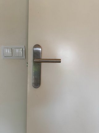 Puerta de madera con manilla