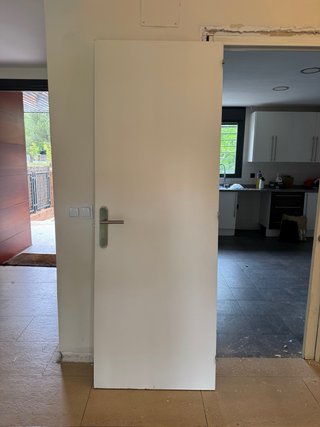 Puerta de madera con manilla