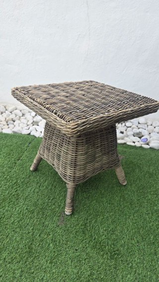 Mesa auxiliar de mimbre para jardín