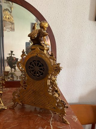Reloj y figuras de bronce estilo antiguo
