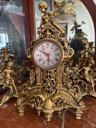 Reloj y figuras de bronce estilo antiguo