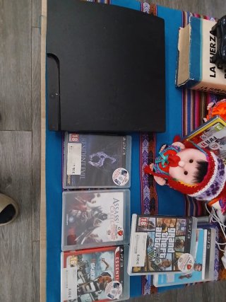 Consola PS3 Slim Negra + 4 Juegos