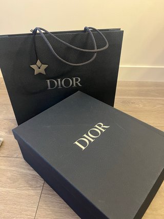 Bolsa y caja Dior negra y plateada