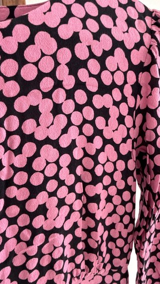 Vestido rosa con estampado de lunares