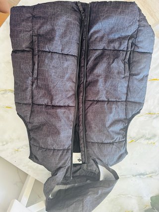 Chaleco gris oscuro con capucha