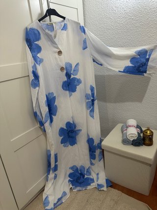 Vestido blanco con flores azules