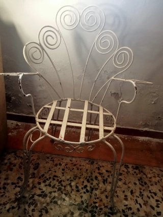 Mesa de cristal y 6 sillas de hierro