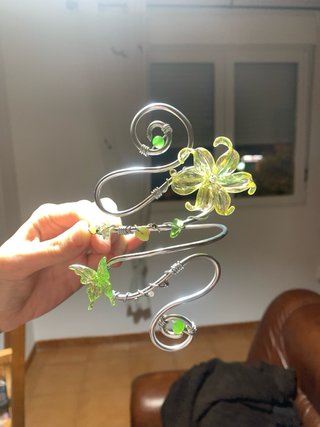 Brazalete plateado con flor y mariposa