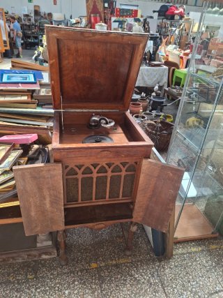 Gramófono de madera antiguo