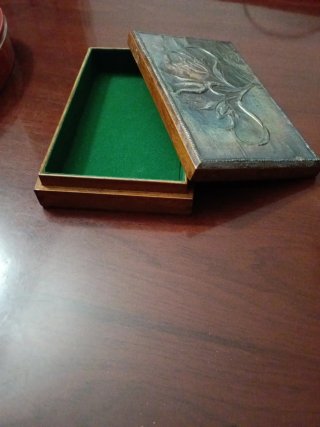 Caja de madera con repujado floral