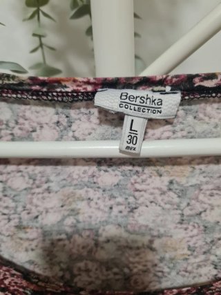 Top corto Bershka floral manga larga talla L