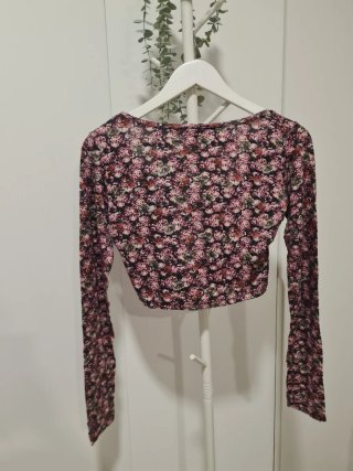 Top corto Bershka floral manga larga talla L
