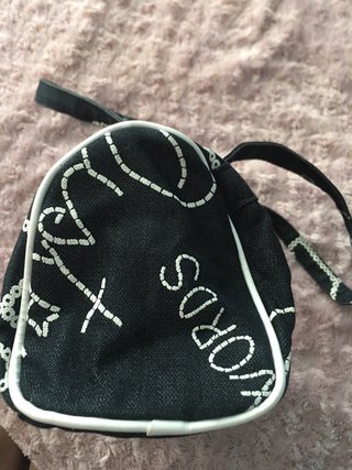 Bolso negro vaquero con letras blancas