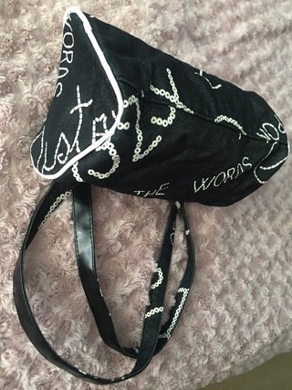 Bolso negro vaquero con letras blancas