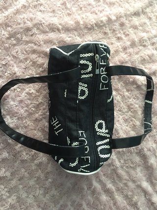 Bolso negro vaquero con letras blancas