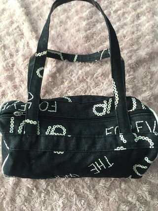 Bolso negro vaquero con letras blancas