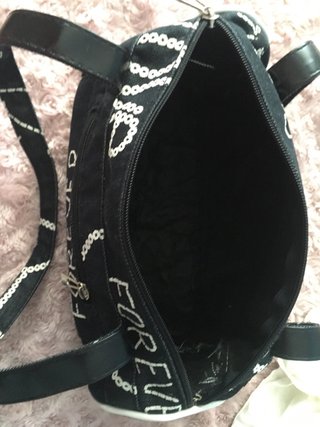 Bolso negro vaquero con letras blancas